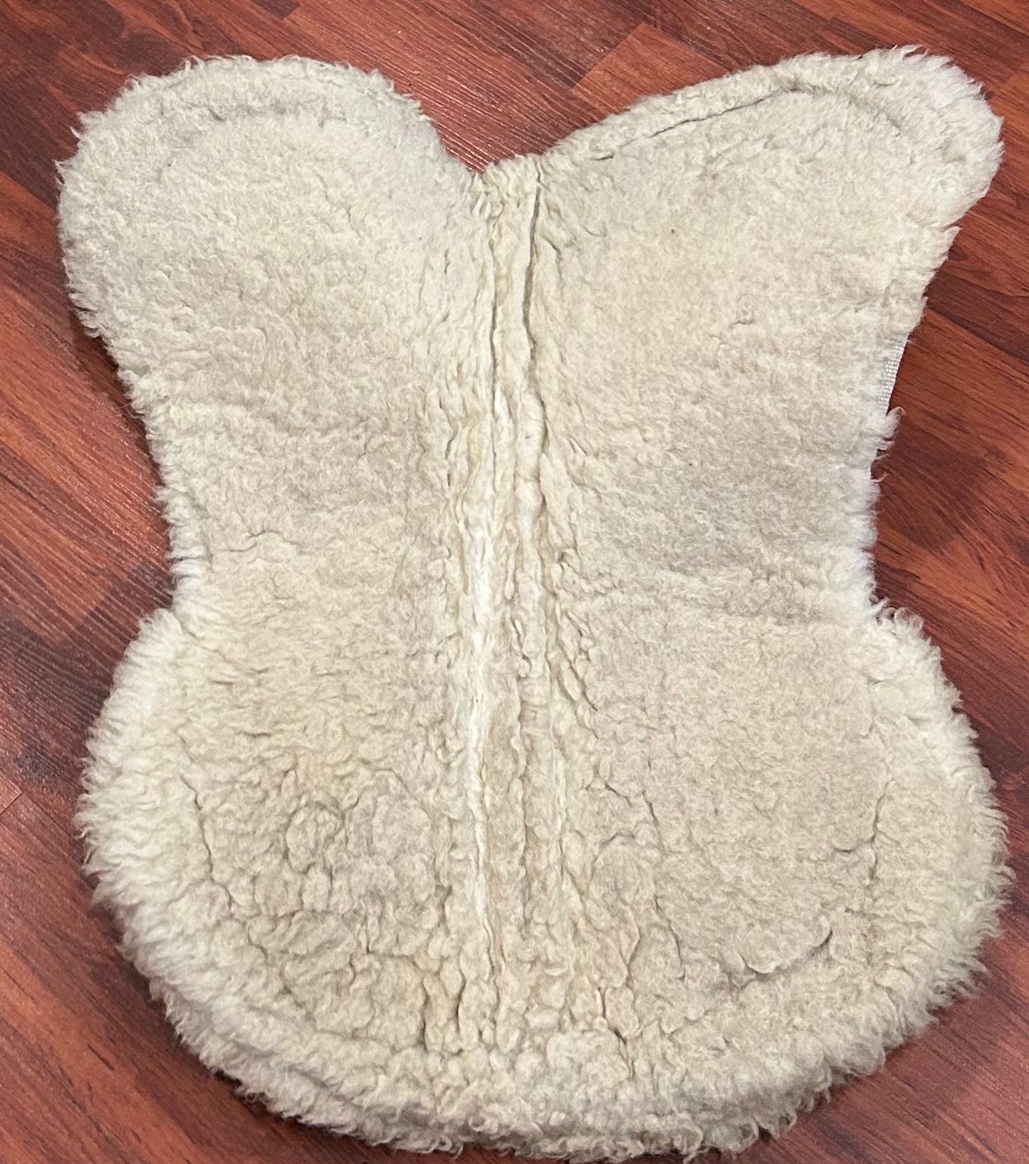 White half pad rolled fleece. Older measures 17” saddle area