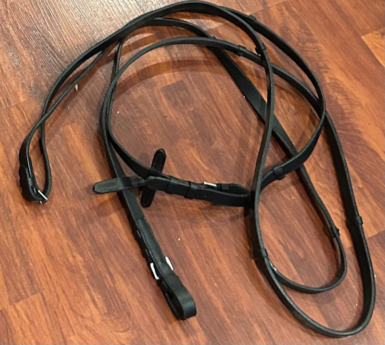 XL black leather reins with hand stops. Buckle closure. Soft. Not branded