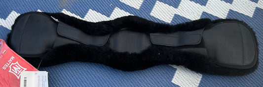 22” 60cm mattes slimline short girth. Detachable sheepskin black.