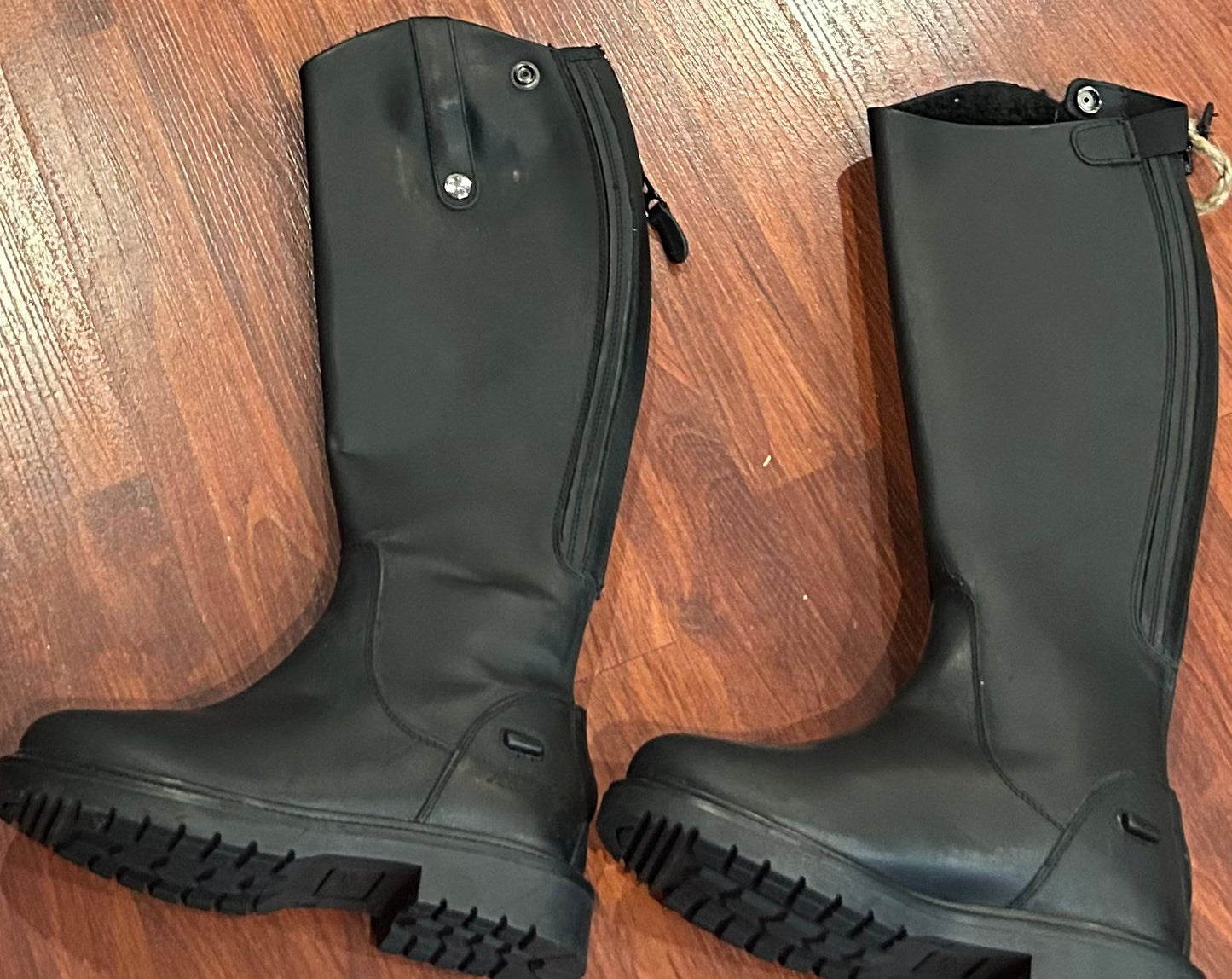 Mark Todd size 34 (4) Children's Fleece Lined Tall Winter Boots. 15.5” tall at back to sole. 14” around calf with elastic. Will fit smaller bc of fleece.