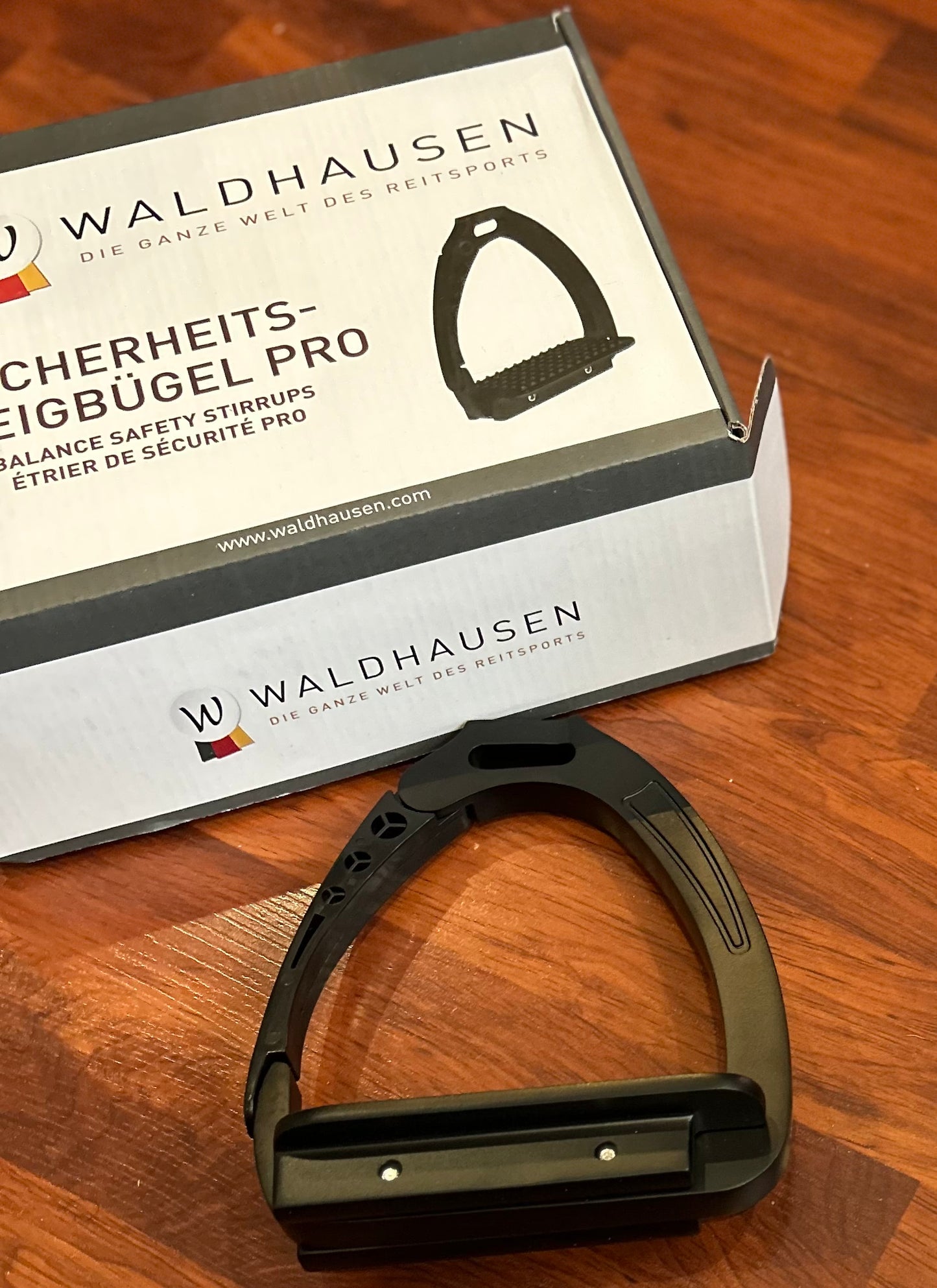 Waldhausen balance safety stirrups black