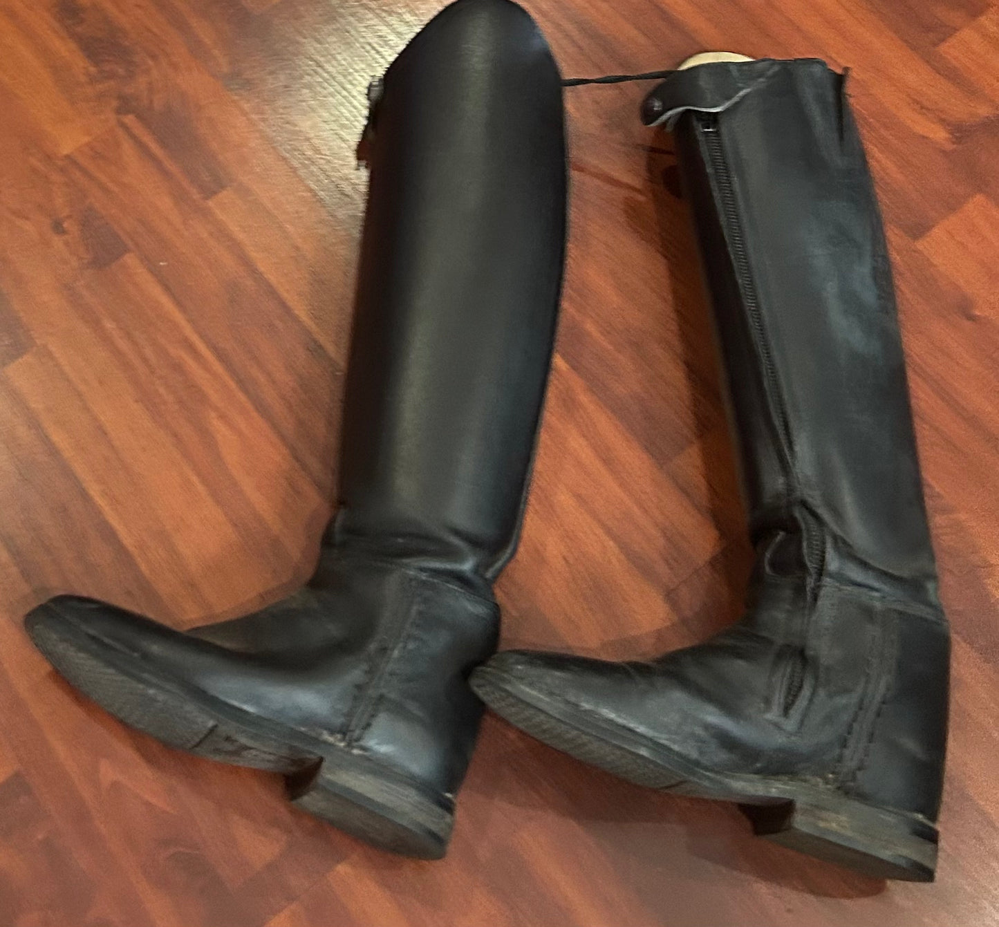 Ariat Maestro boots size 7.5 tall slim. 15” calf 20” up the back to the ground