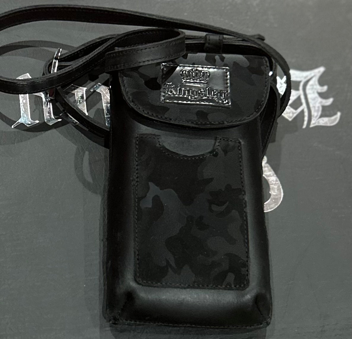 Kingsley phone bag black camo