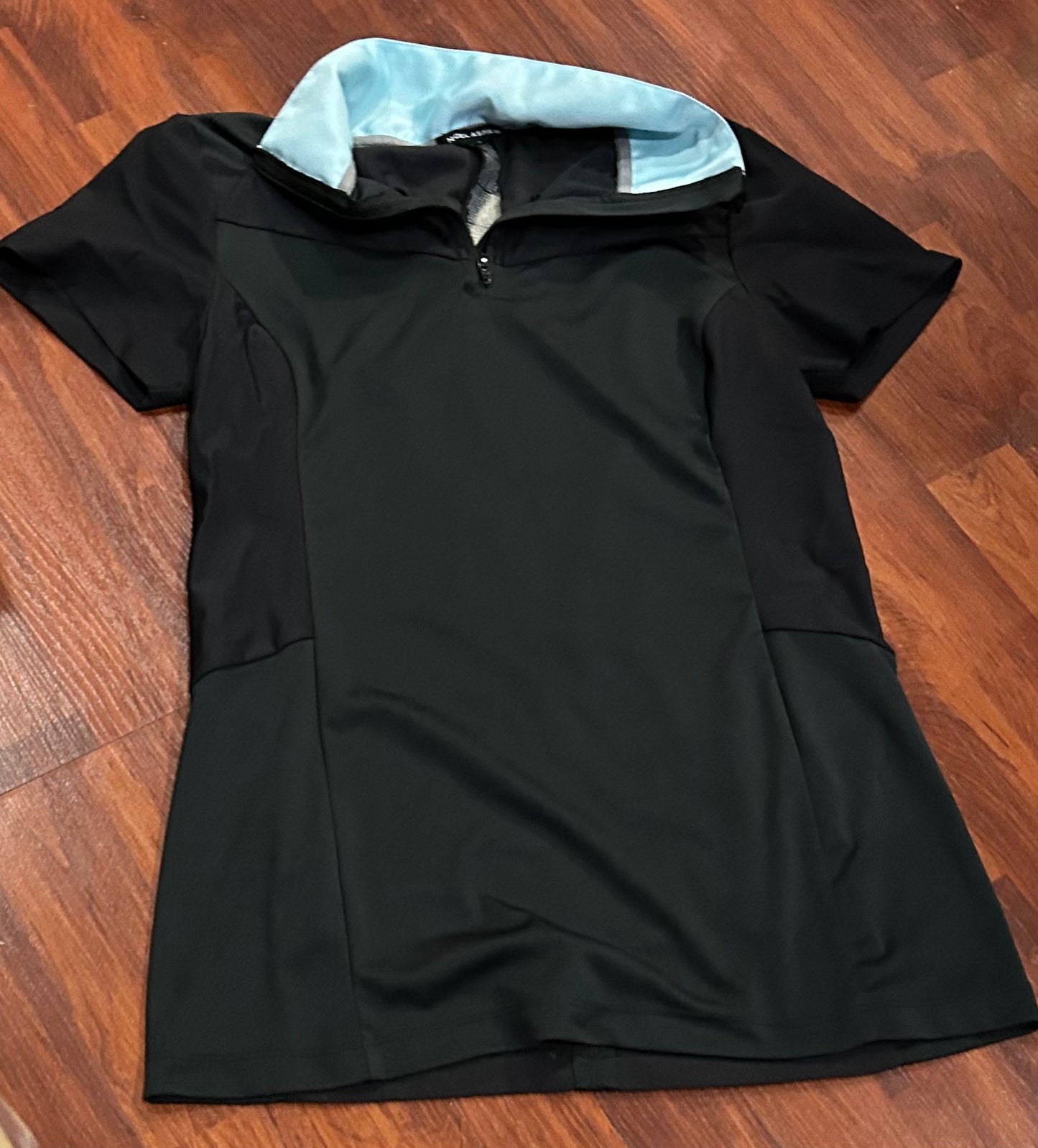Asmar medium black with light blue trim short sleeve shirt