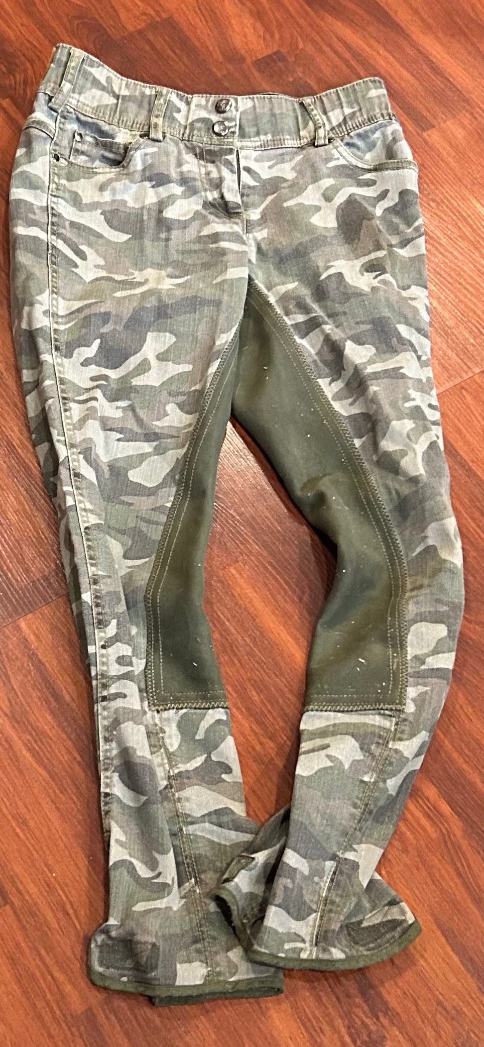 Goode rider size 24R camo full seat breeches. Velcro ankles
