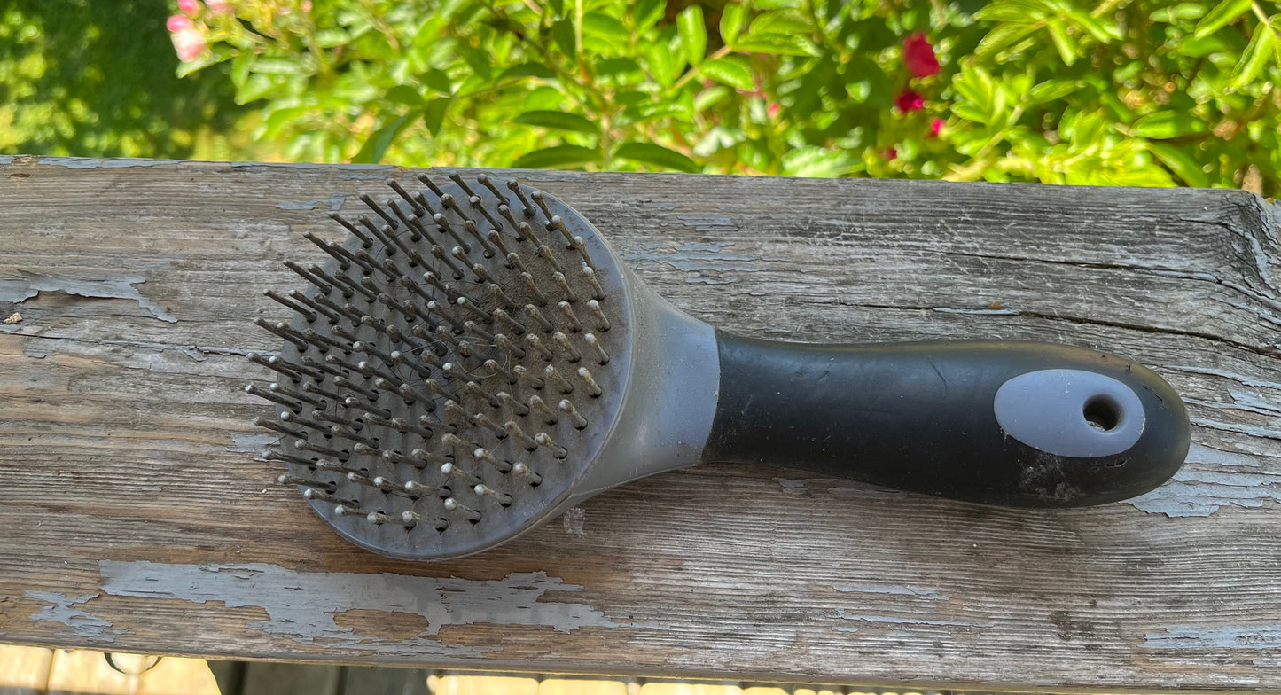 Mane and tail round brush with handle