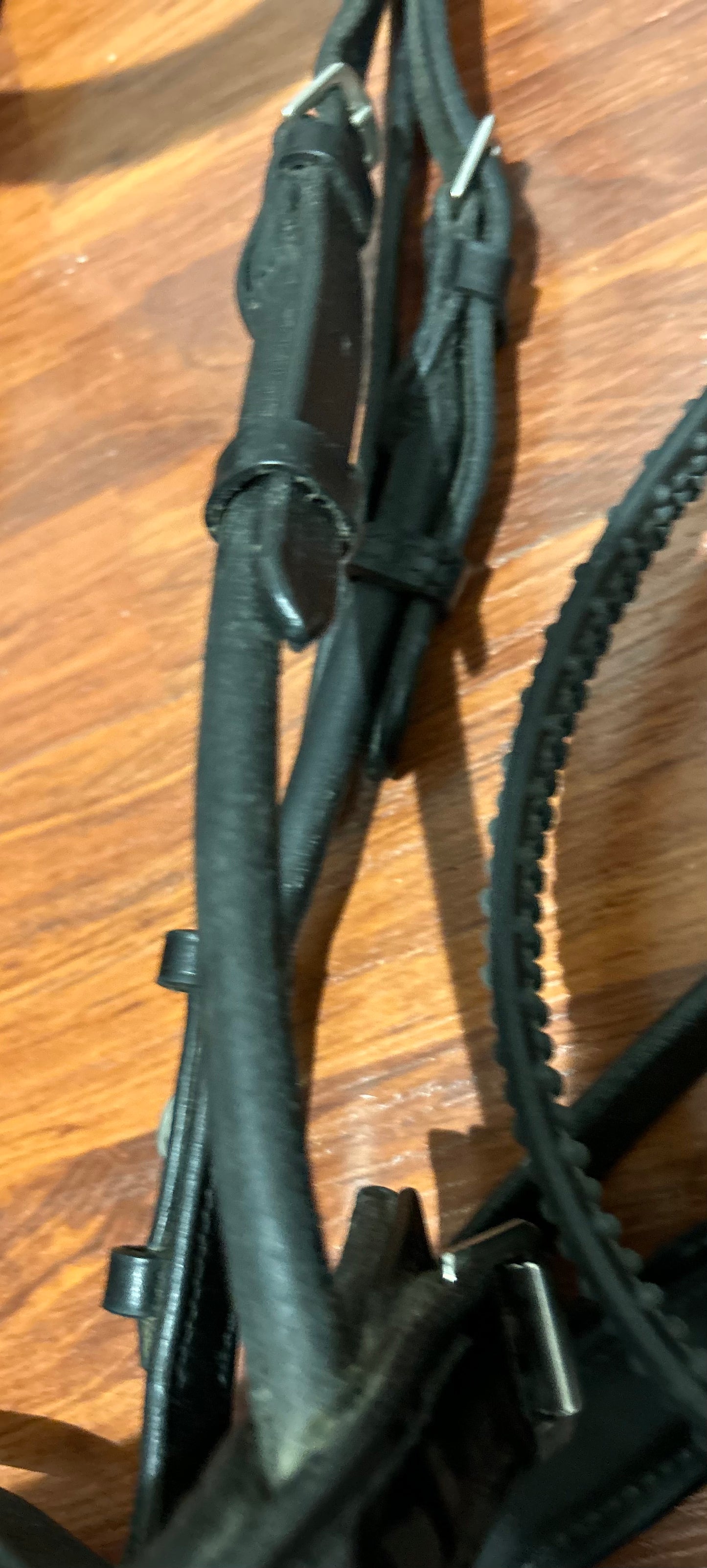 Solo snaffle bridle Cob. Rolled with patent noseband and browband. Comes with rubber reins