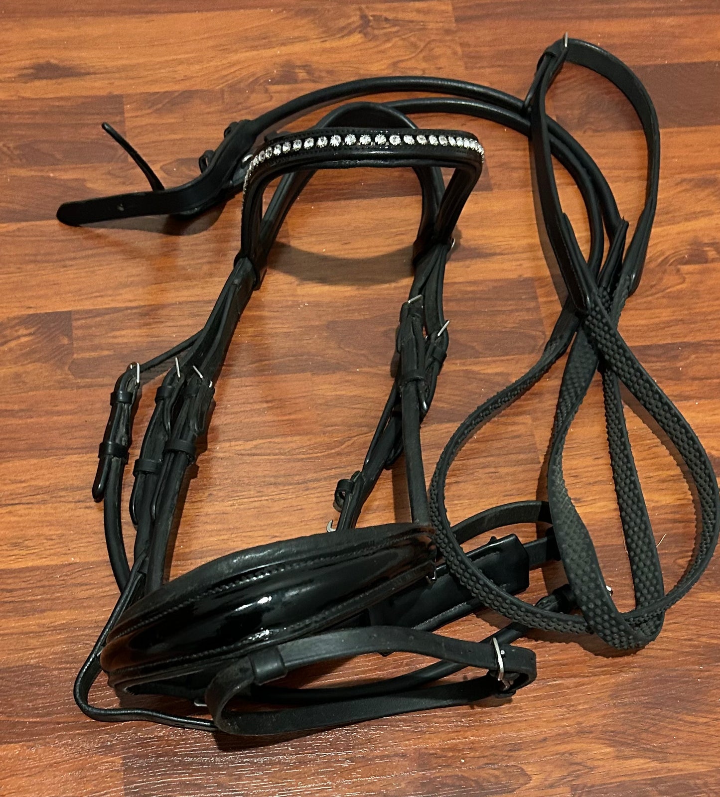 Solo snaffle bridle Cob. Rolled with patent noseband and browband. Comes with rubber reins