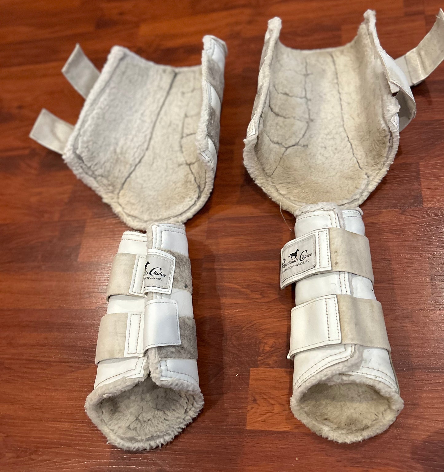 Professional choice white fleece boots med & large (set of 4)
