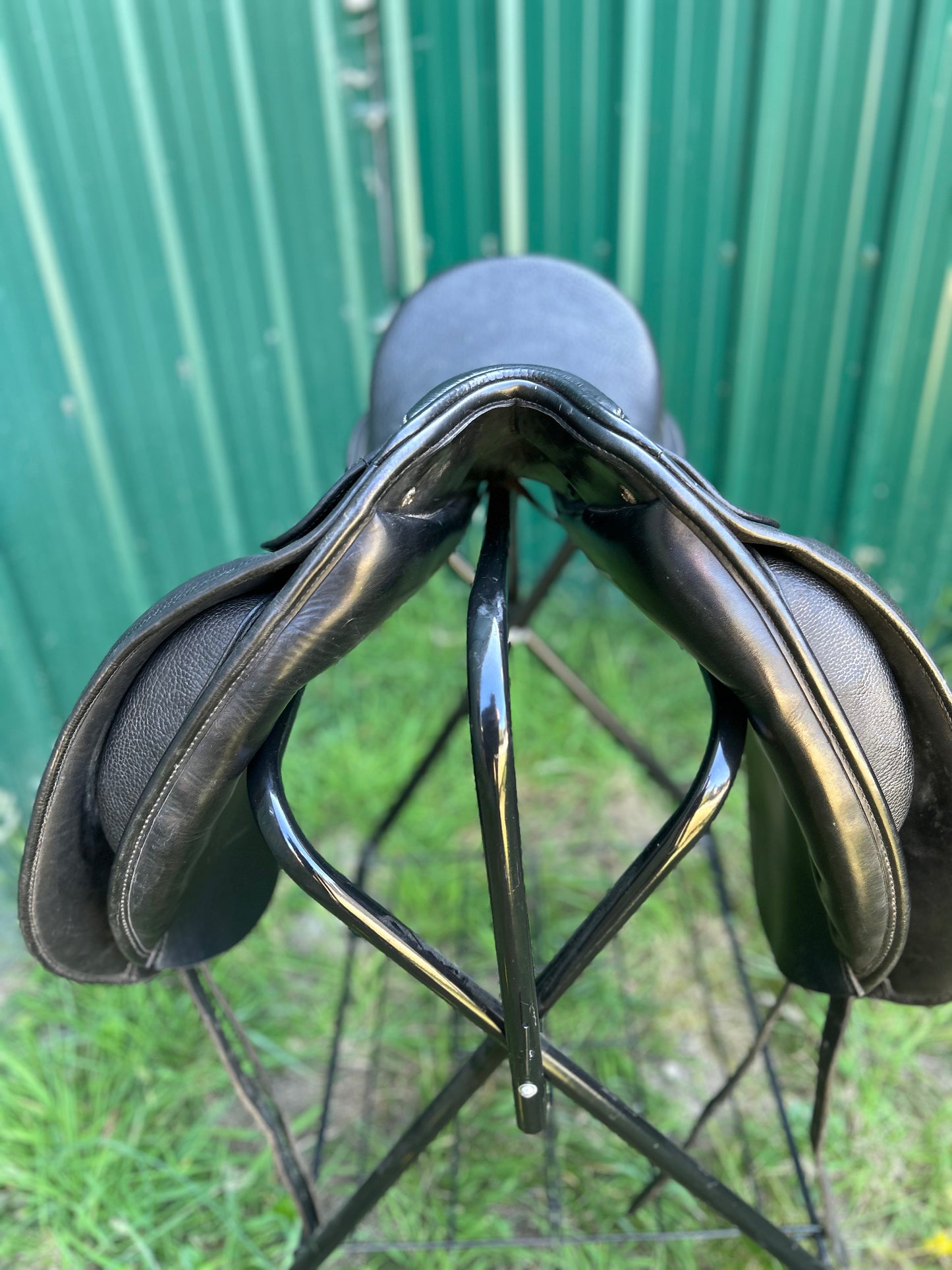 Isabella Werth bates 17” dressage saddle. Removable blocks. Wide
