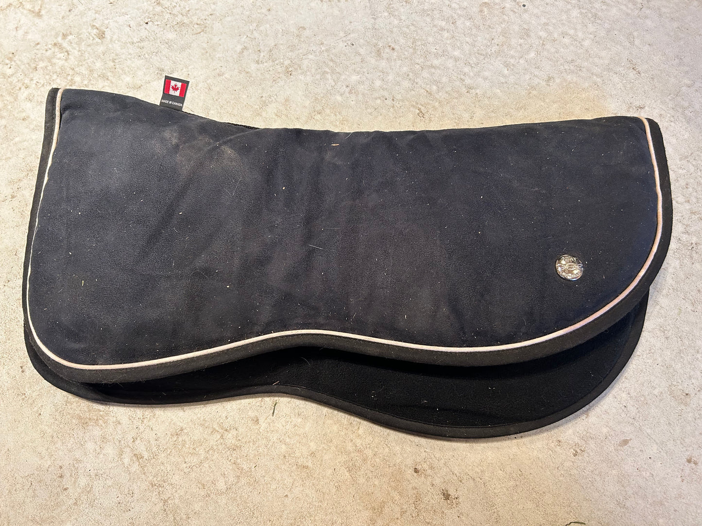 Ogilvy dressage half pad black with white trim cover