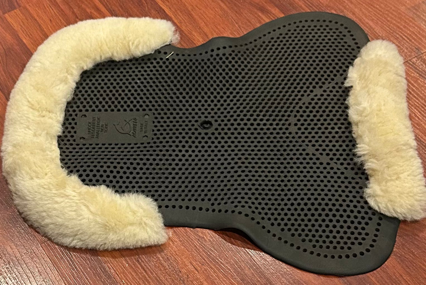 Acavallo pony size gel pad with natural sheepskin