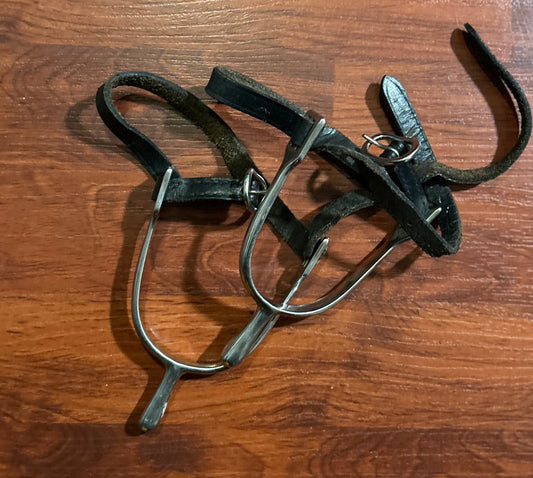 1.5” spurs with leather straps.