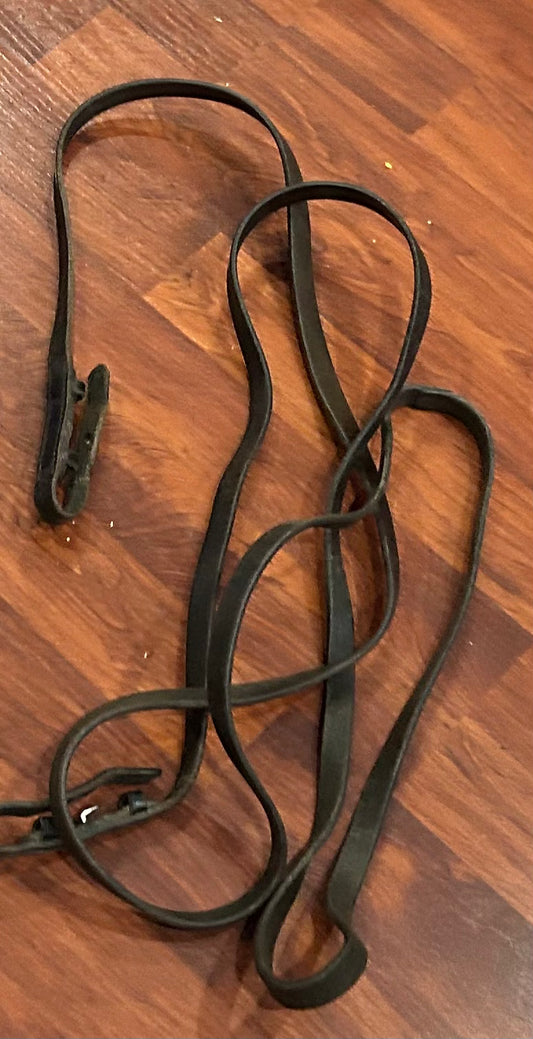 Black 1/2” curb reins. Need oiled. Hook closures. One piece.