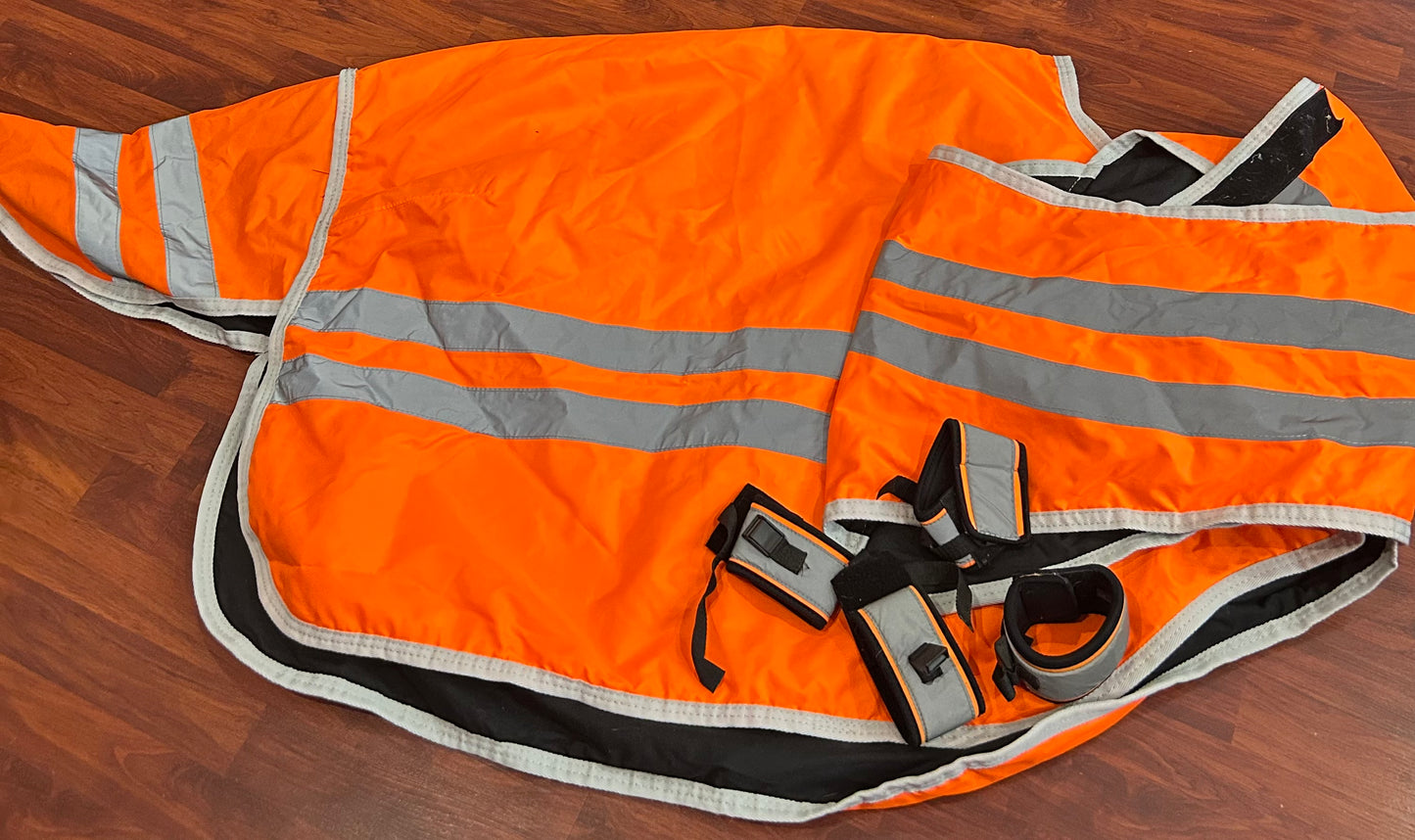 Horze 81” (155) high visibility ride on sheet with leg reflectors
