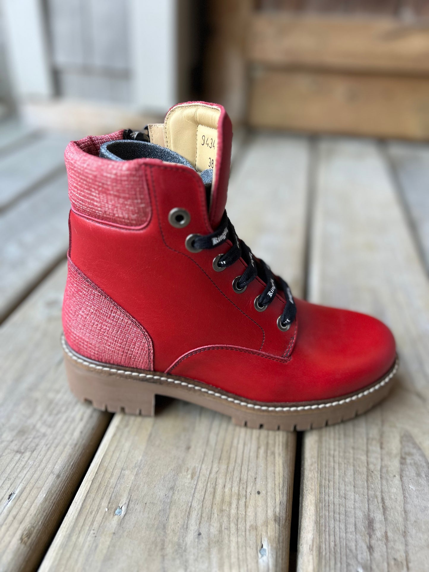 Kingsley size 38 Regina red.