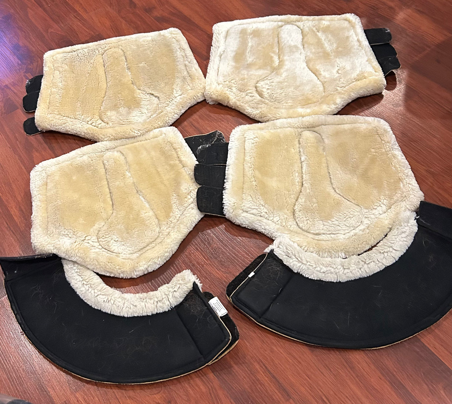 BR fleece horse boots Burgundy medium and large. 4 boots and bell boots. Some wear on bell boots.