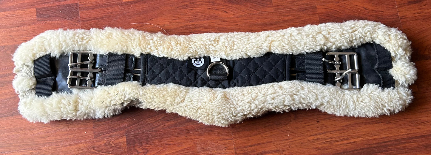 20” Leveza sheepskin girth. Some hair on it