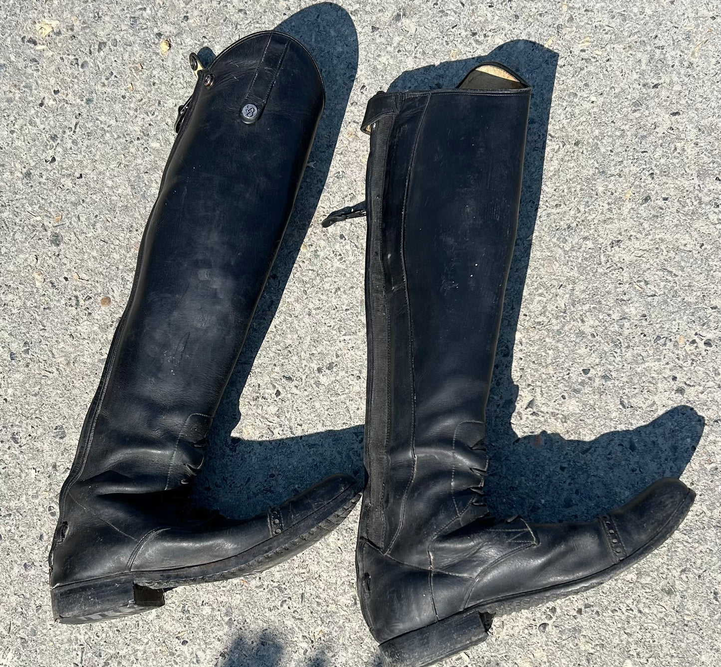 Der Dau size 9 field boots. 20” tall 14” calf. Missing one DD tab, some loose stitching.