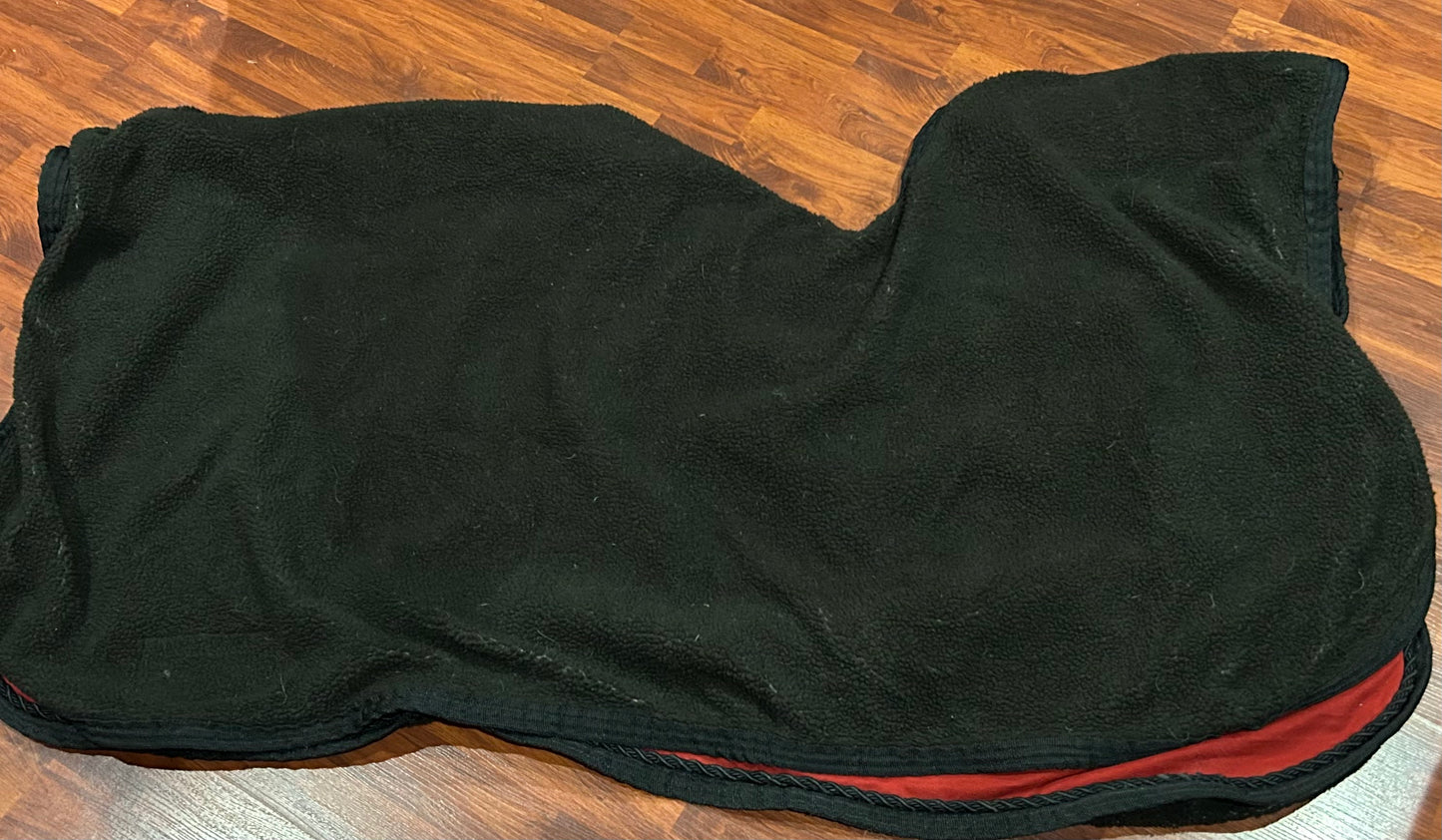 XL black /red keyhole quarter sheet fleece.
