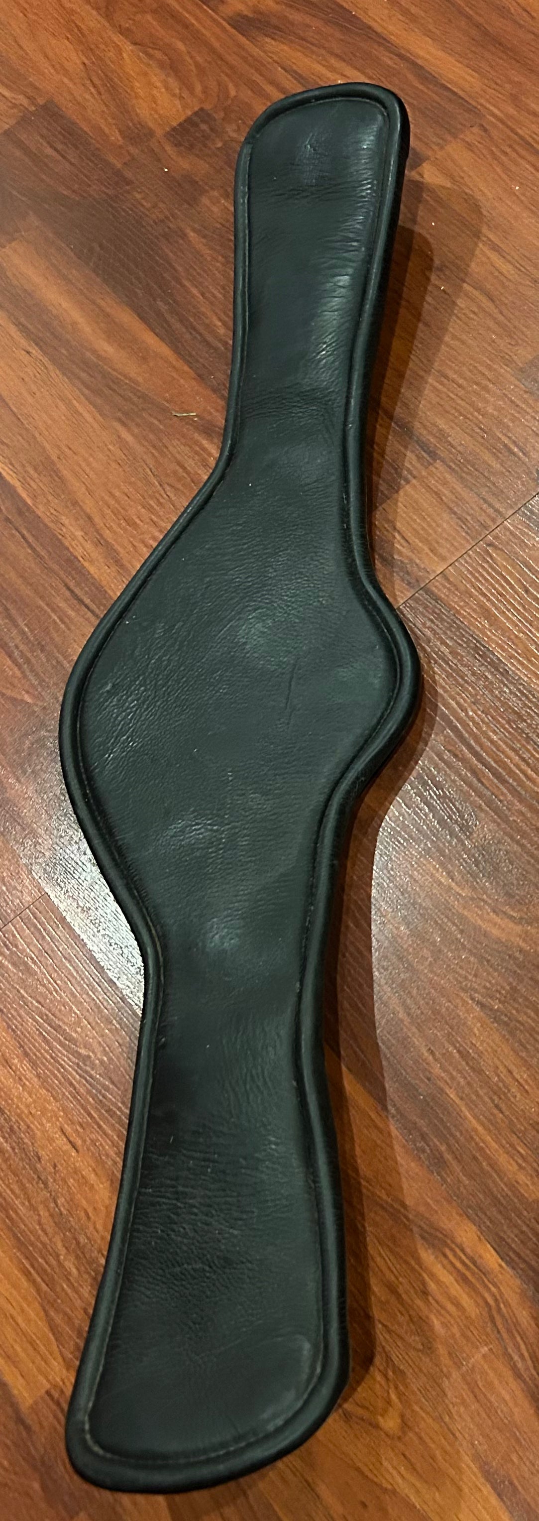 22” leather girth. No brand mark but nice quality.