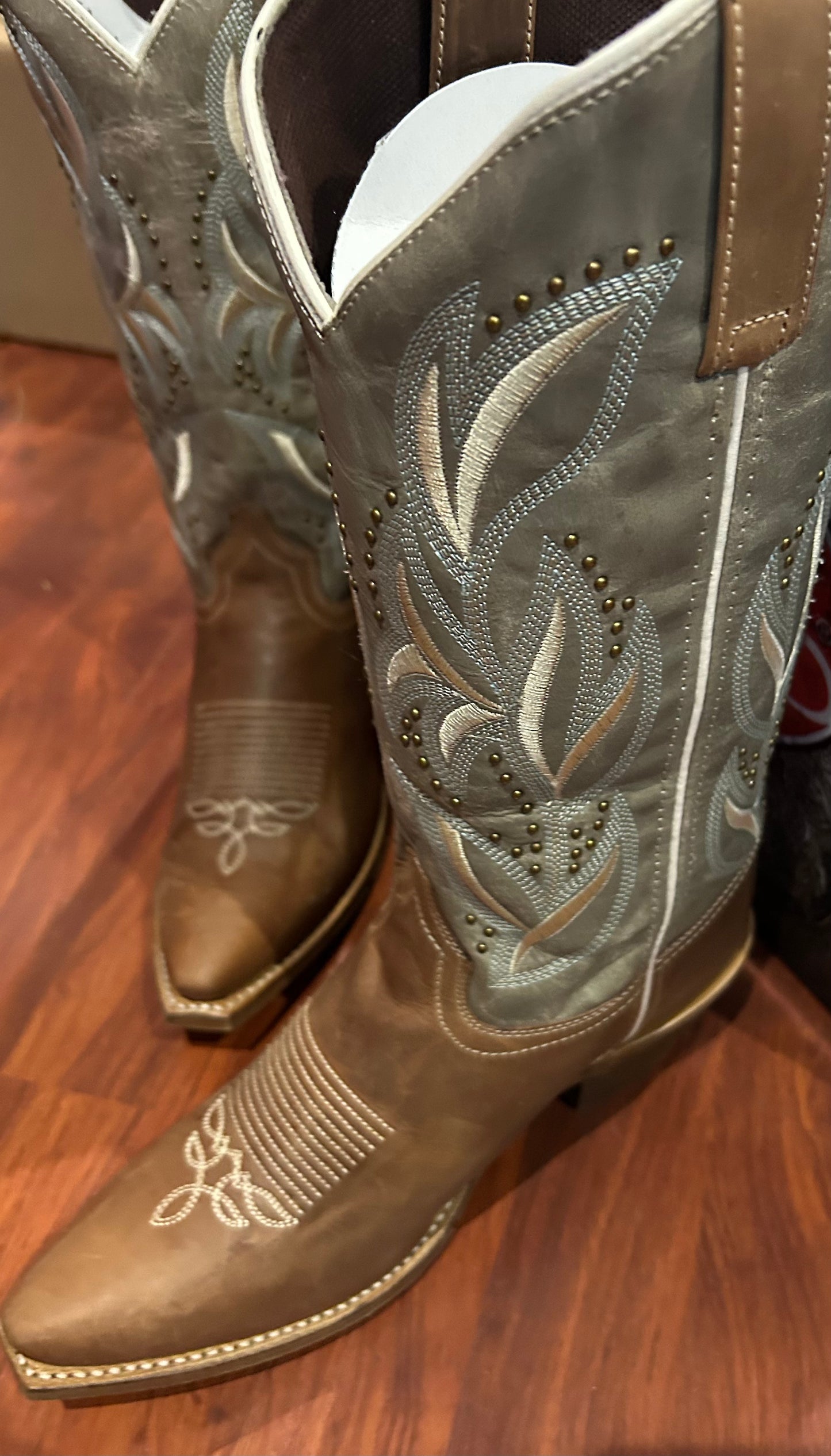 Laredo boots size 8.5 honey/light blue Larissa