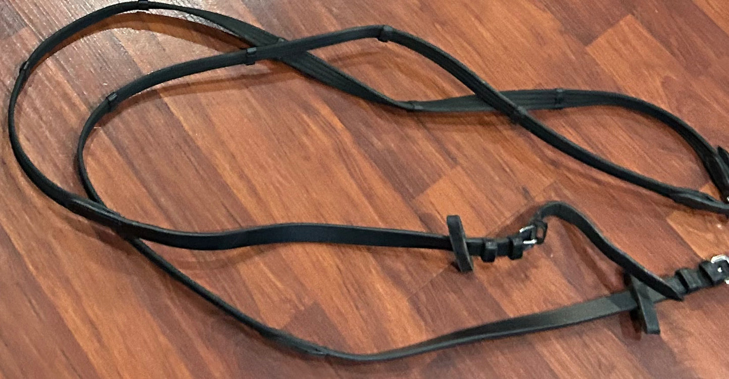Black nylon reins. Buckle ends