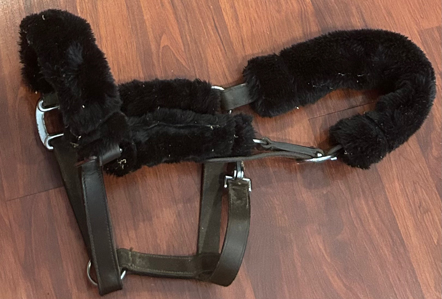 Brown leather full size halter with black fleece covers