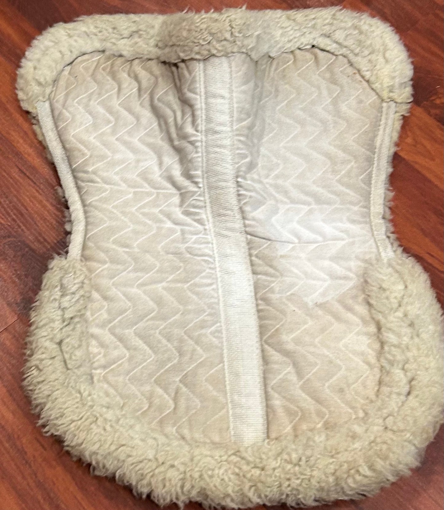 White half pad rolled fleece. Older measures 17” saddle area