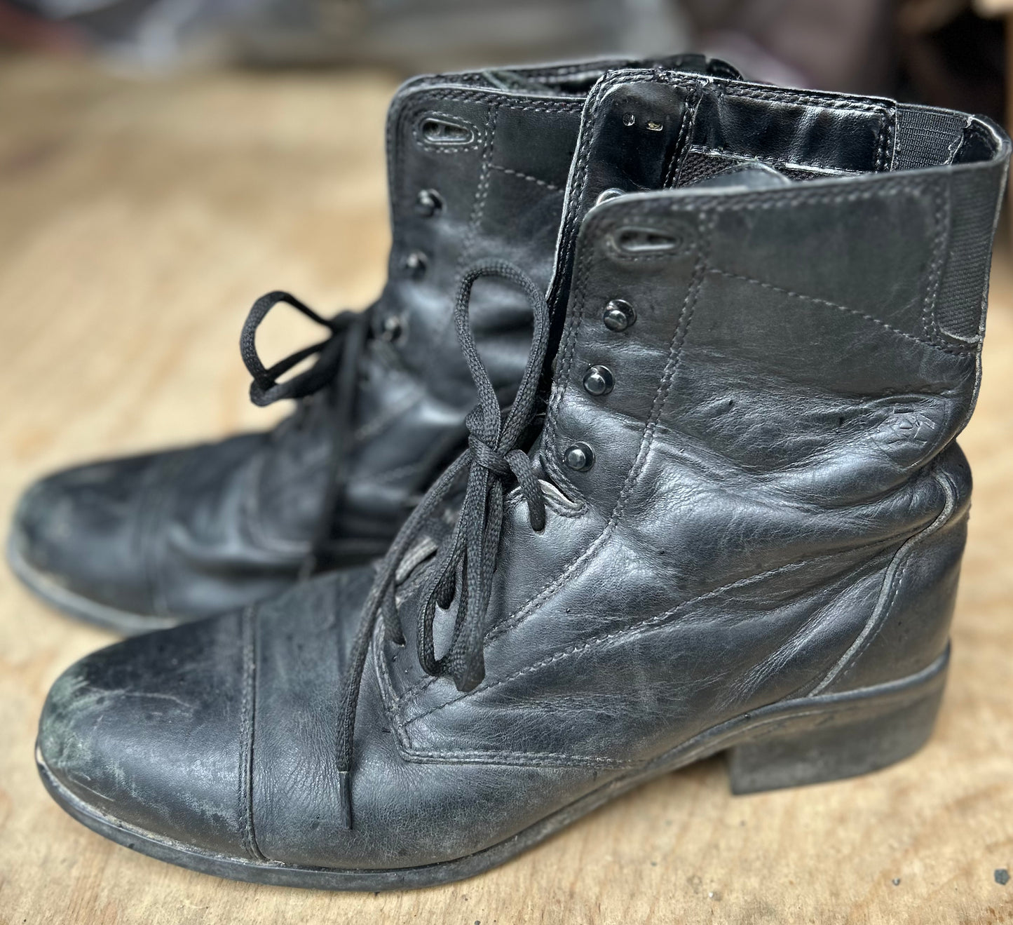 Ariat 9.5B lace up paddock boots