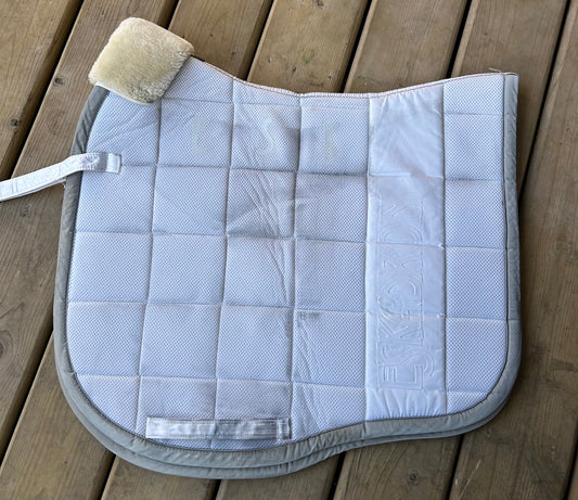 Eskadron dressage mesh pad with removable sheepskin at wither (damaged at wither)