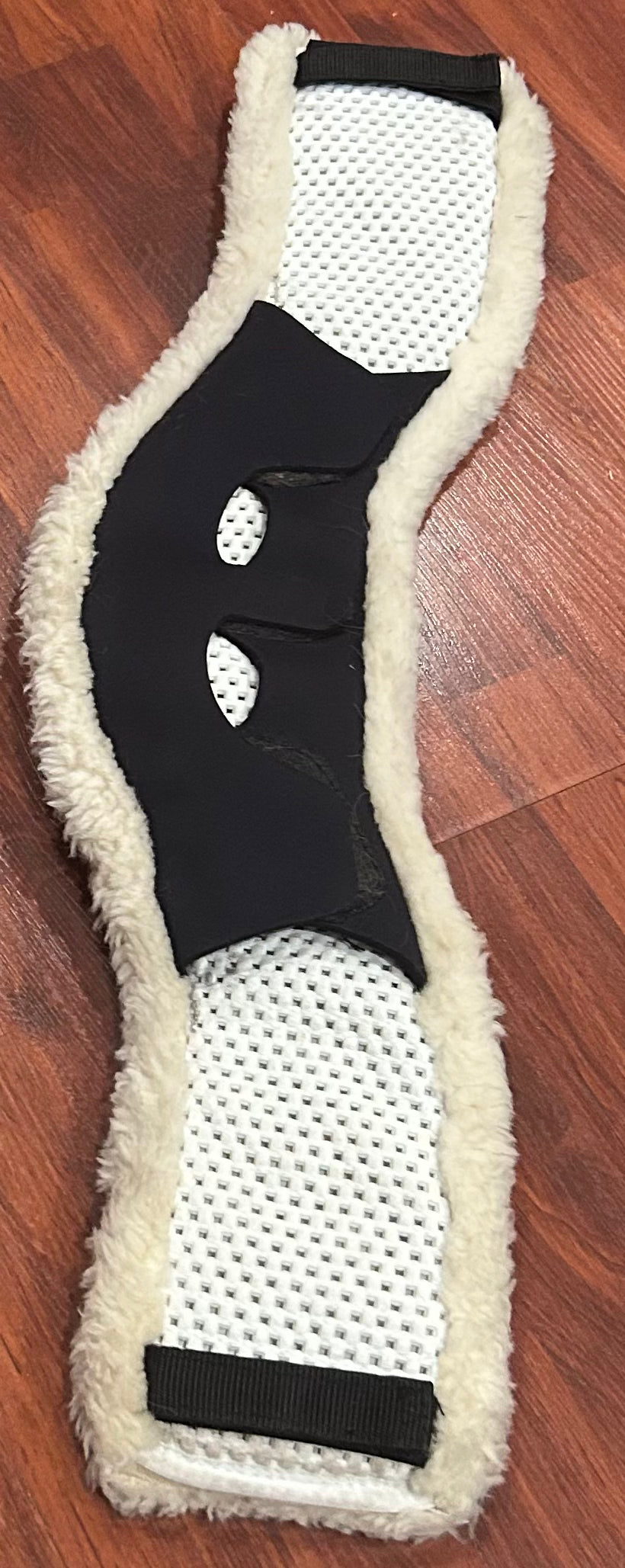 Total saddle fit 30” end to end (says medium) fleece girth cover white