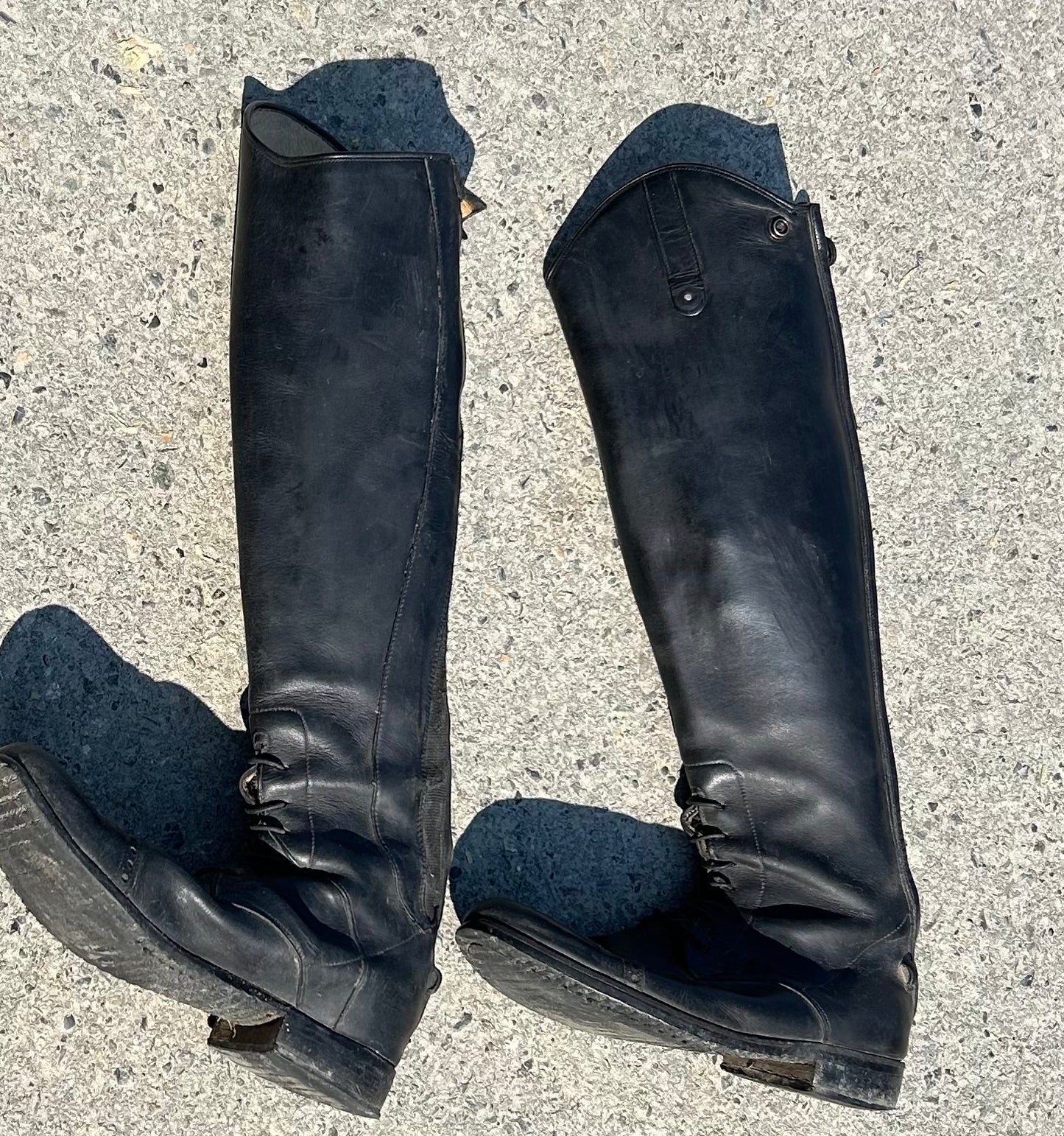 Der Dau size 9 field boots. 20” tall 14” calf. Missing one DD tab, some loose stitching.