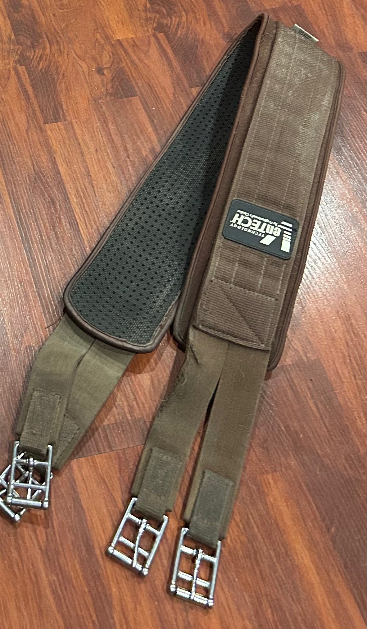 54” professionals choice ventech nylon girth removable neoprene lining. Some fraying of elastic.
