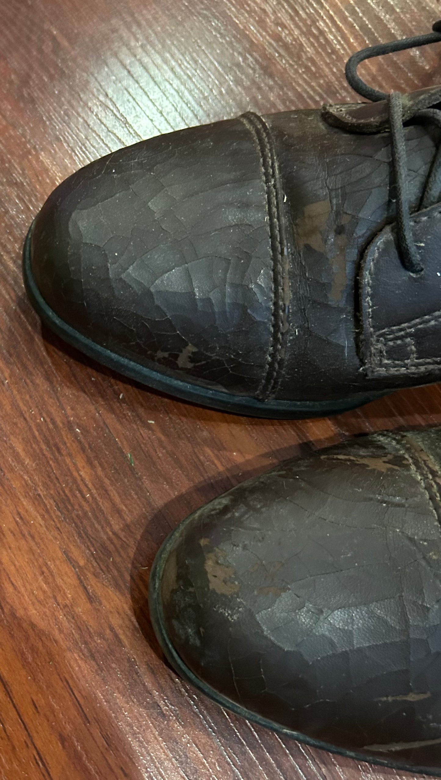 Ariat 9B brown paddock boots. leather is cracking