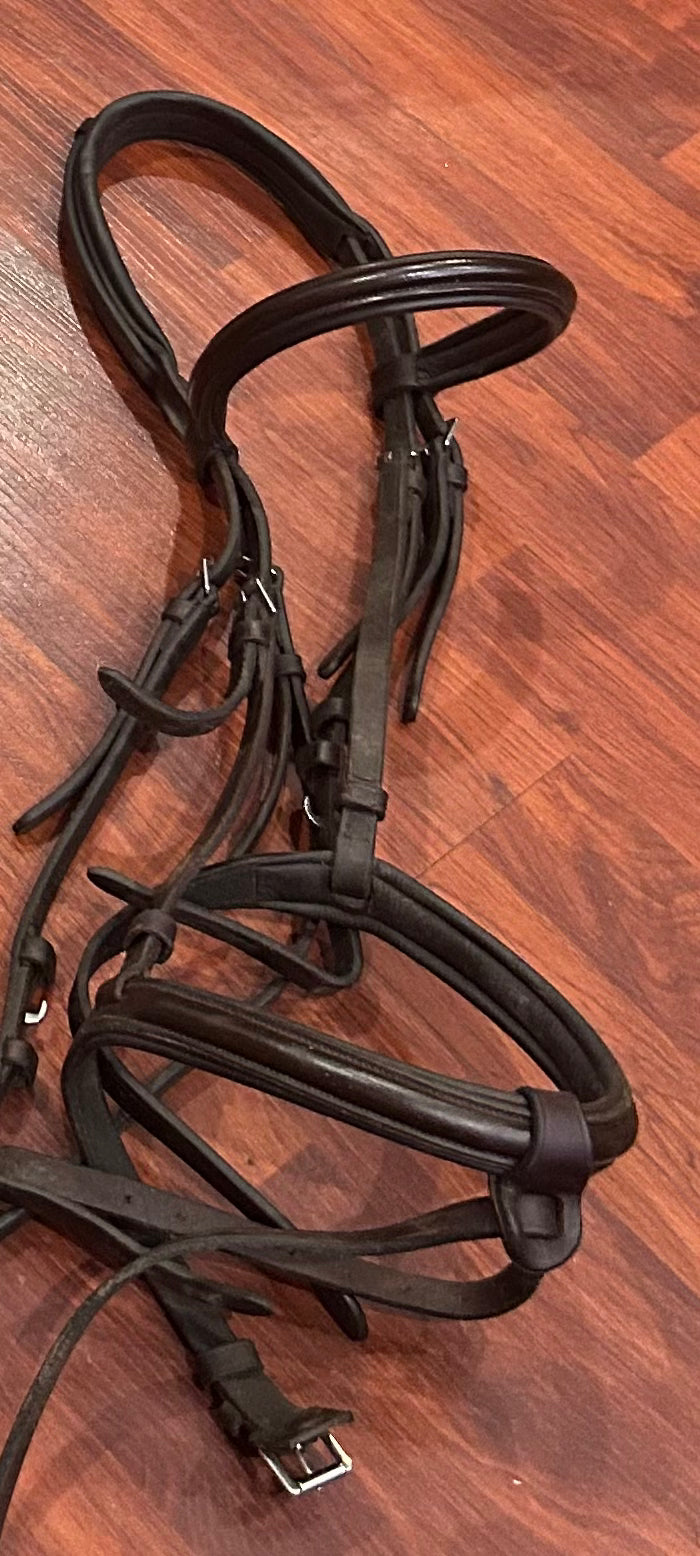 Val Du Bois full size brown snaffle bridle. Removable flash.