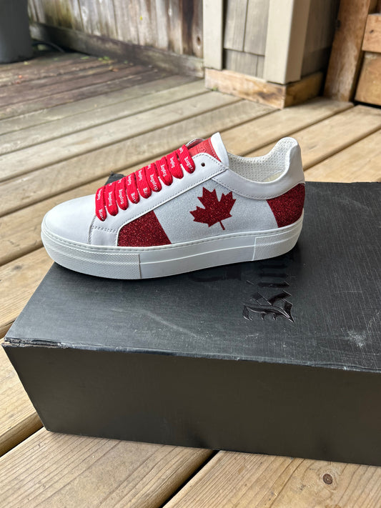 Size 40 Kingsley sparkly red Canada flag runners. New