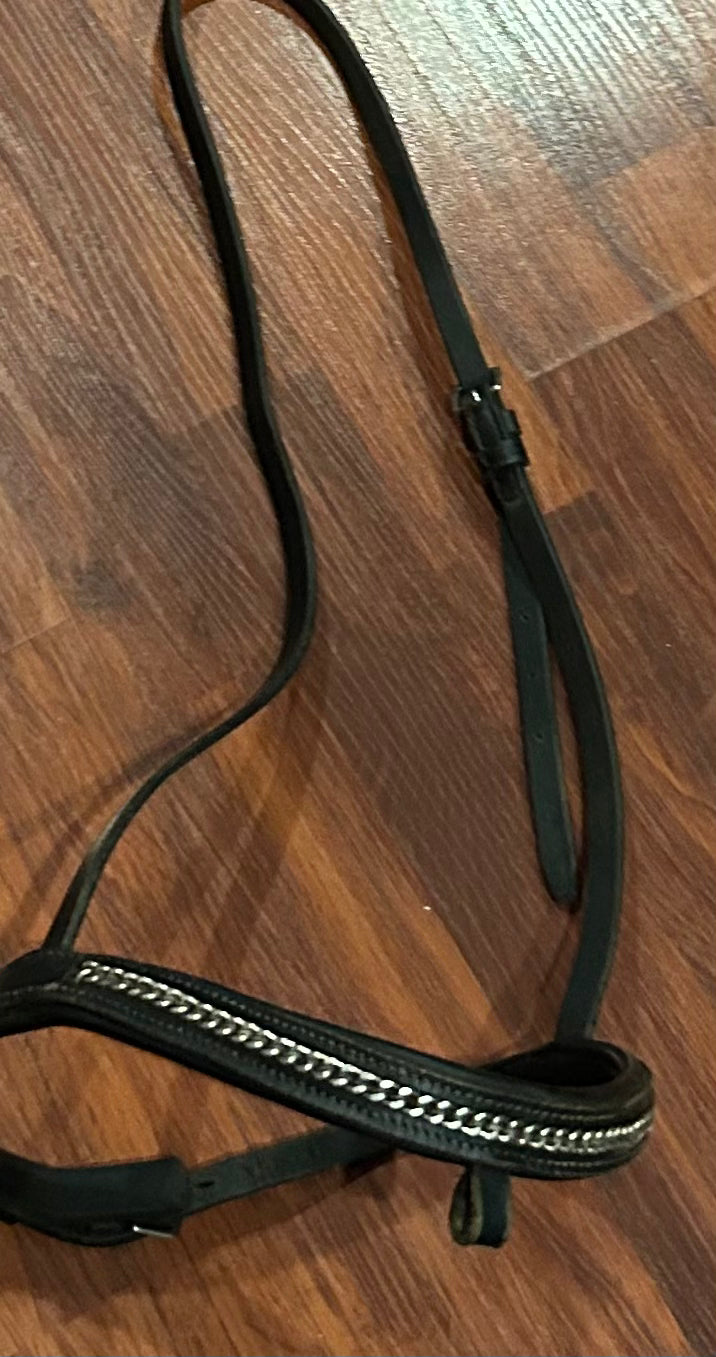 Oversize black noseband with chain decoration. Cavesson noseband.