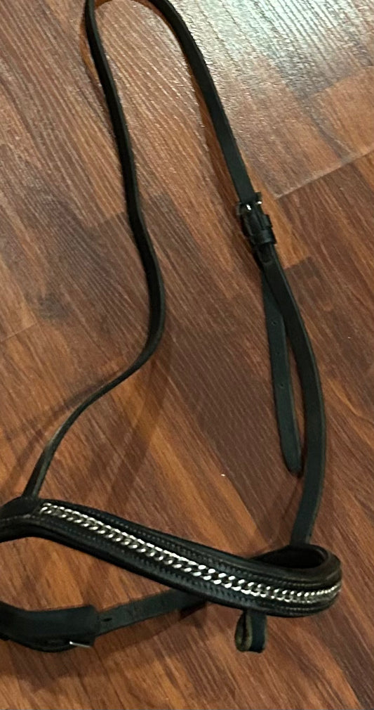 Oversize black noseband with chain decoration. Cavesson noseband.