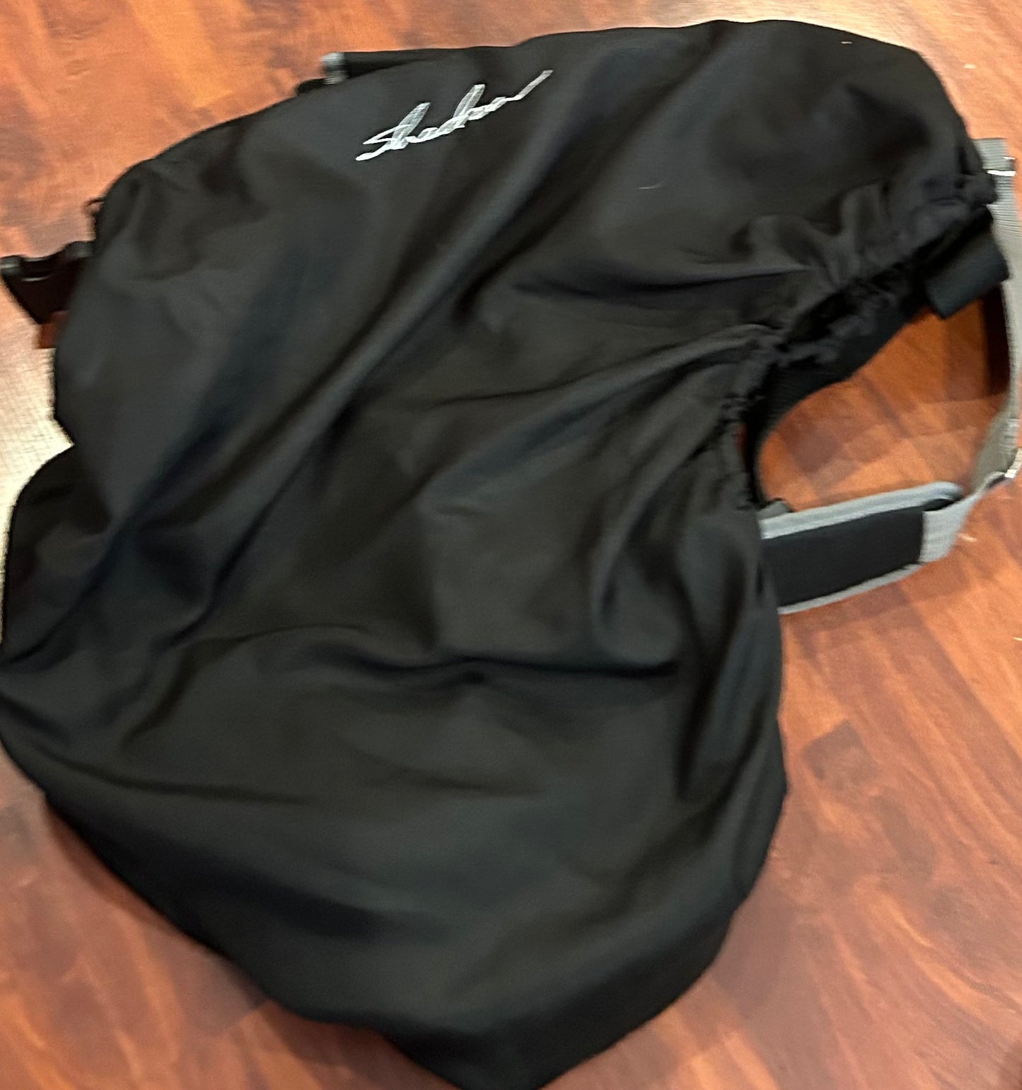 Shedrow saddle cover with handle
