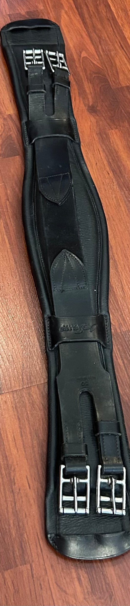 30” Jeffries contoured comfort dressage girth. Very good condition. Elastic one end but also in middle.