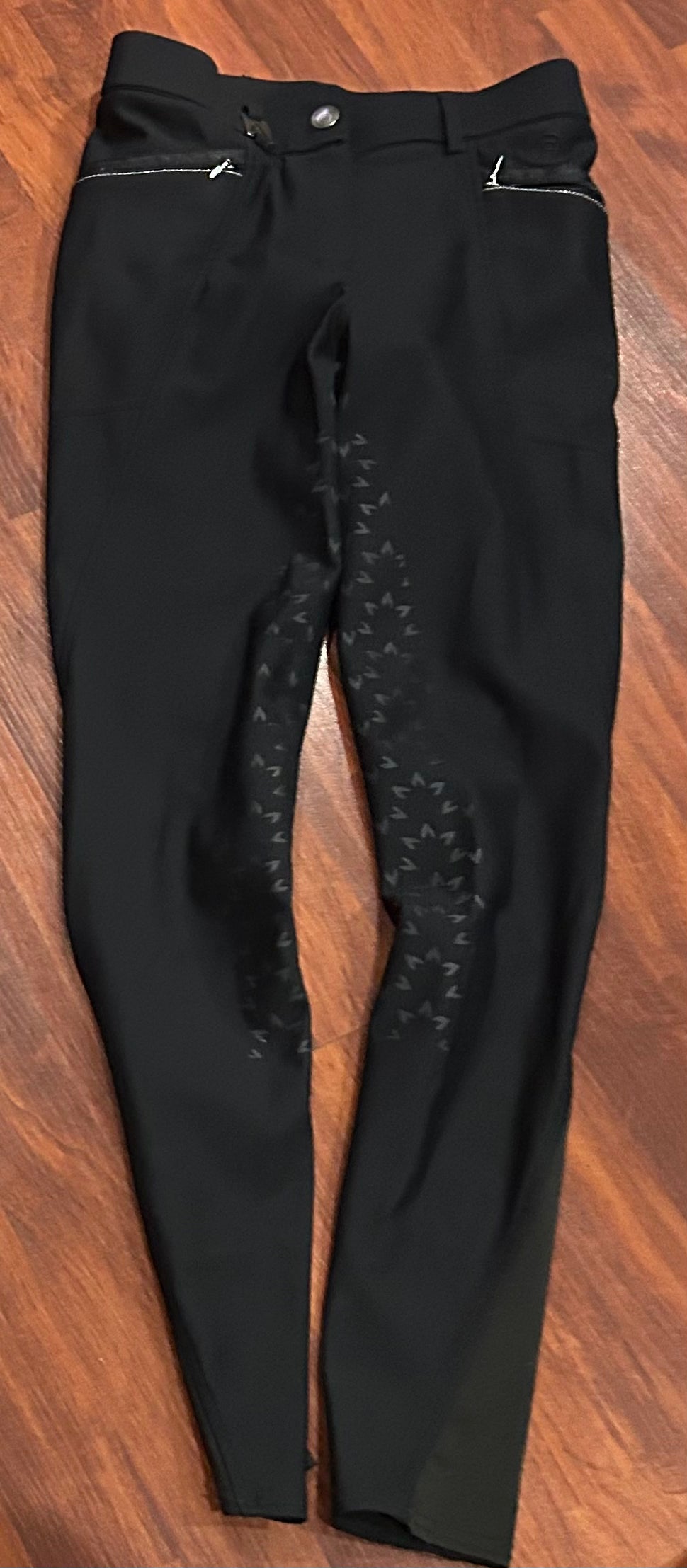 Anky size 6 (measure 26) black full seat breeches. Zipper on pocket is broken.