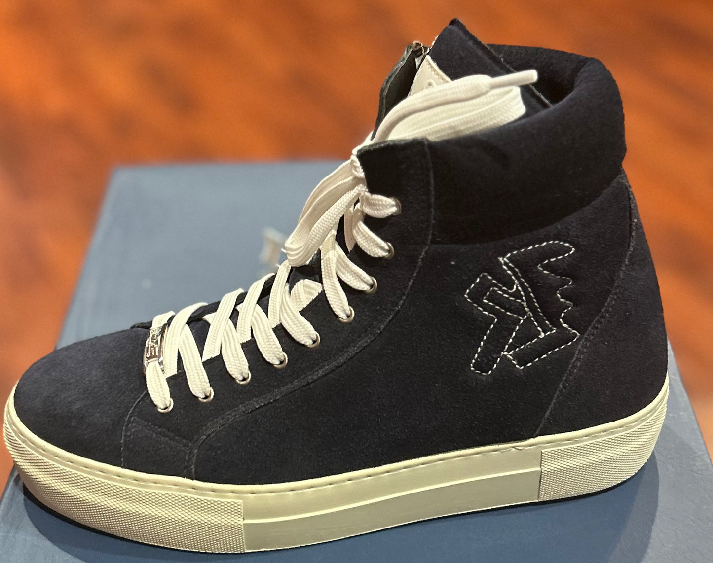 Kingsley size 38 runners navy. New