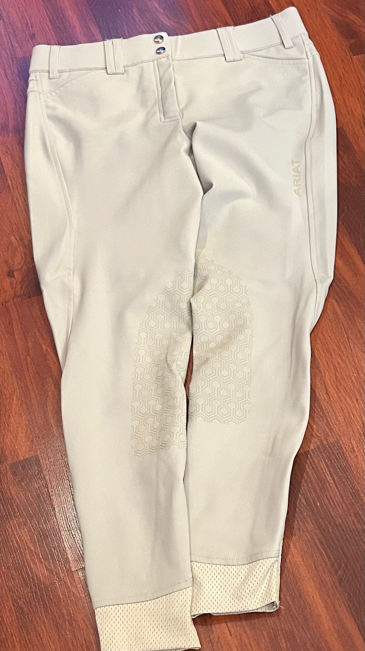 Ariat pro series 28L tan knee patch breeches. Brand new