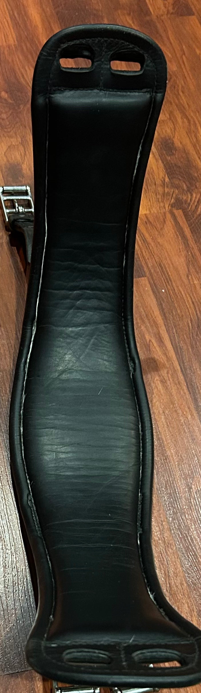 Jeffries elite 22” black dressage girth. Good condition. Minor wear on elastic