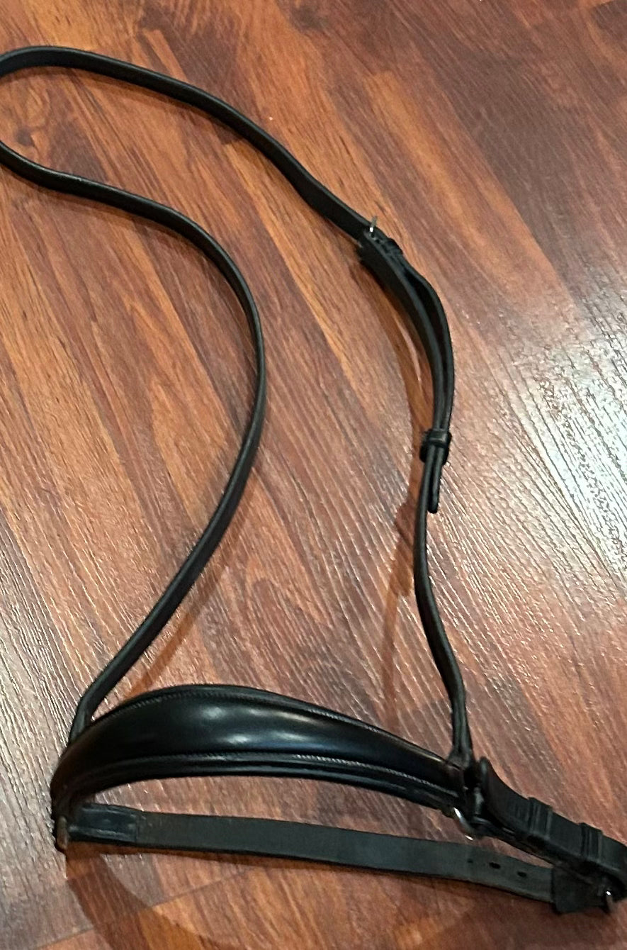 Red barn drop noseband. Black. Warmblood size