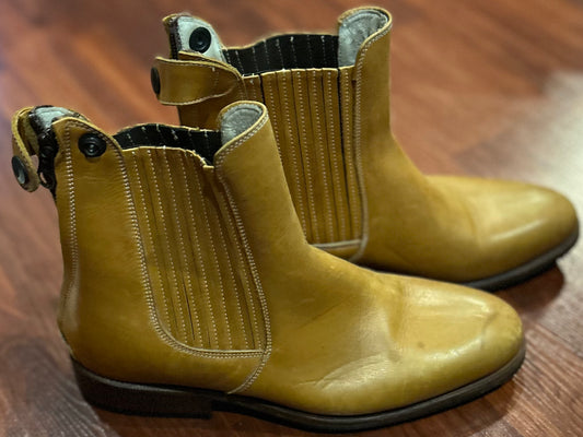 Donadeo size 38 tan paddock bools. Zip up back