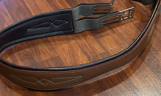 Devoucoux hunter allure 54” leather girth. Very lightly used. Elastic both ends..