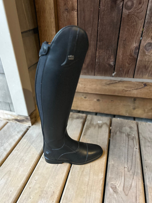 Kingsley Aspen black size 34 MC-XXS 14” calf 19.5” tall. 507212