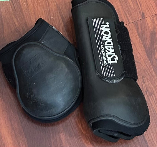 Eskadron black full size tendon and fetlock boots